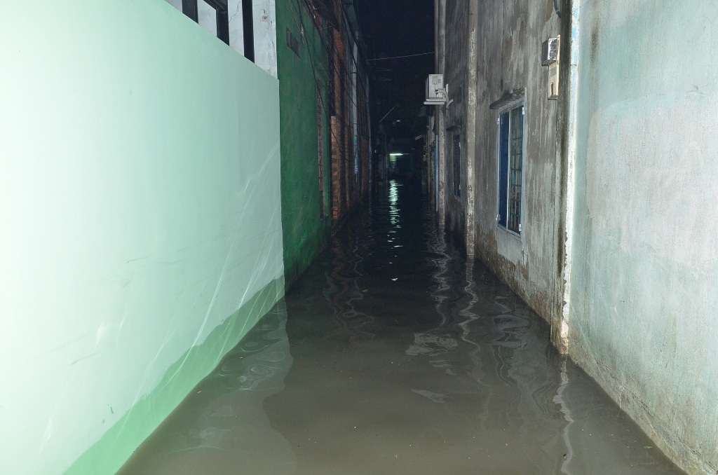 Các con hẻm xung quanh vẫn bị ngập sâu