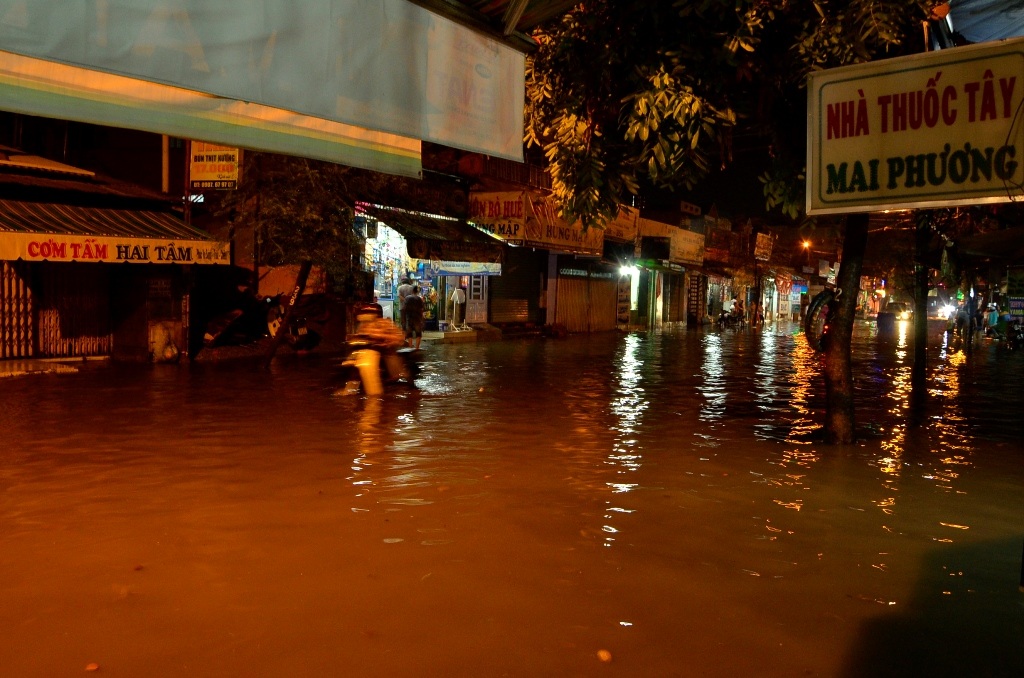 Phía ngoài đường Nguyễn Văn Quá lúc 20h tối