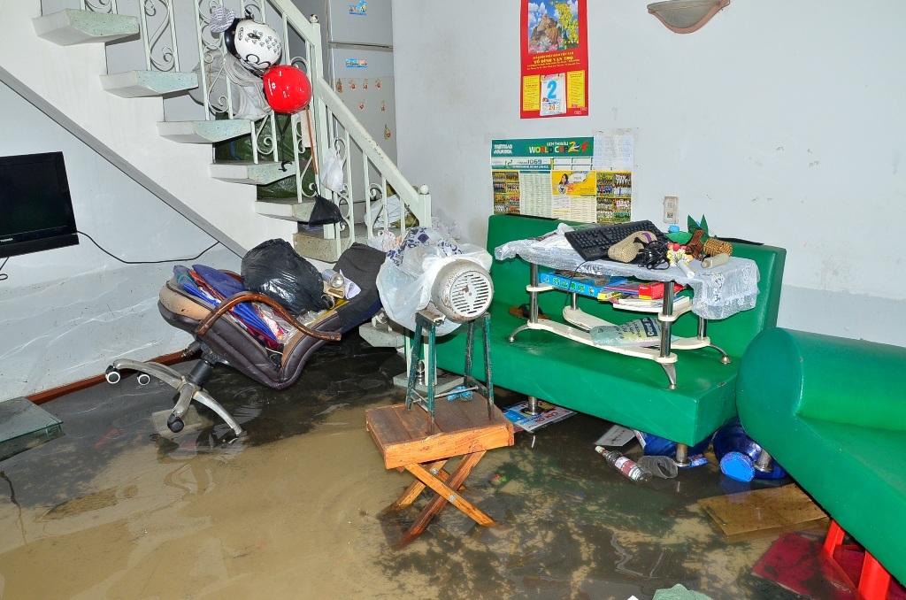 Theo chủ nhà thì bộ ghế này sẽ phải bỏ đi vì đã bị ngấm nước thối