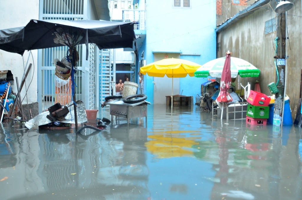 Khu dân cư bị nước bủa vây