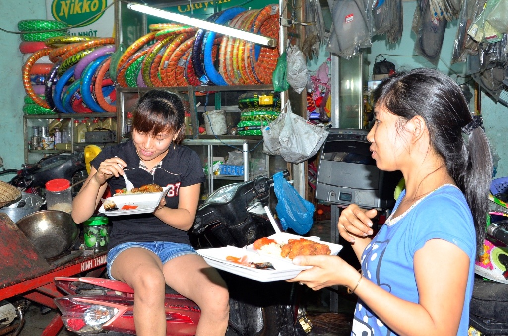 Người dân phải ăn cơm hộp vì không thể nấu ăn