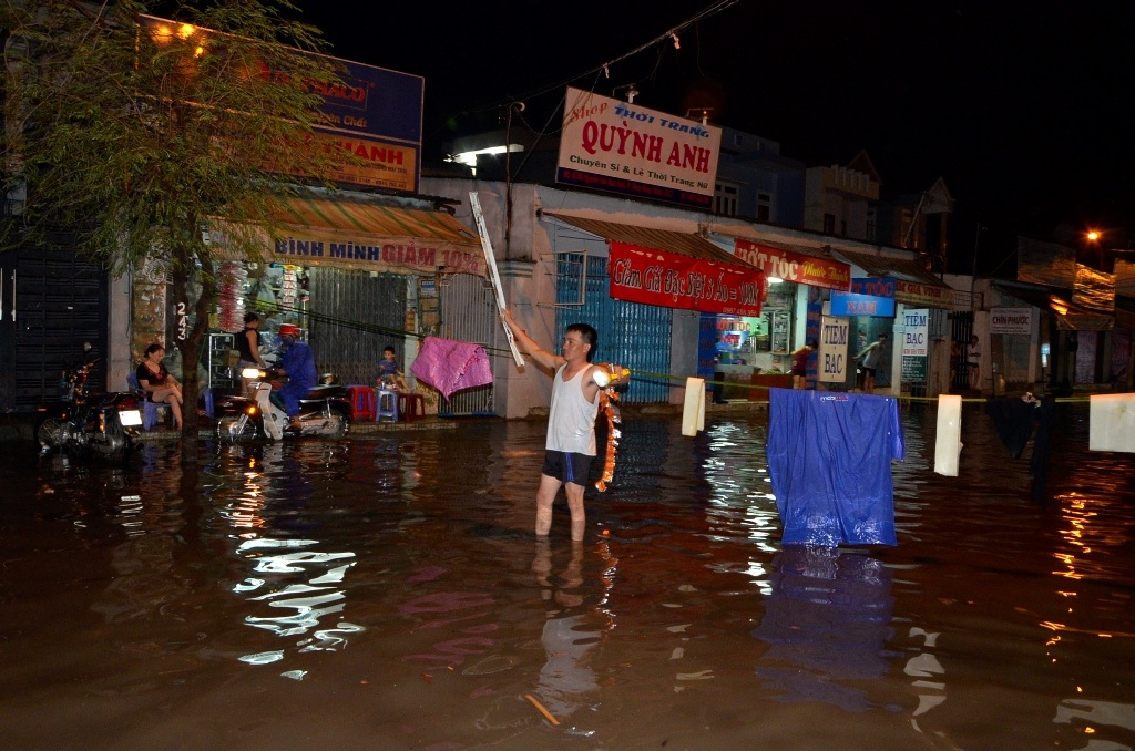 Thanh niên đứng giữa đường để cảnh báo cho các phương tiện lưu thông qua đây