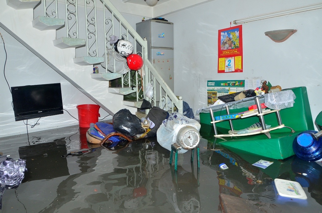 Nước tràn vào nhà dân gây hư hỏng đồ đạc