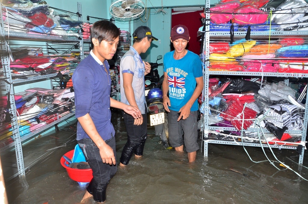 Trận mưa lớn khiến người dân trở tay không kịp, nhiều đồ đạc bị ngâm nước gây hư hỏng