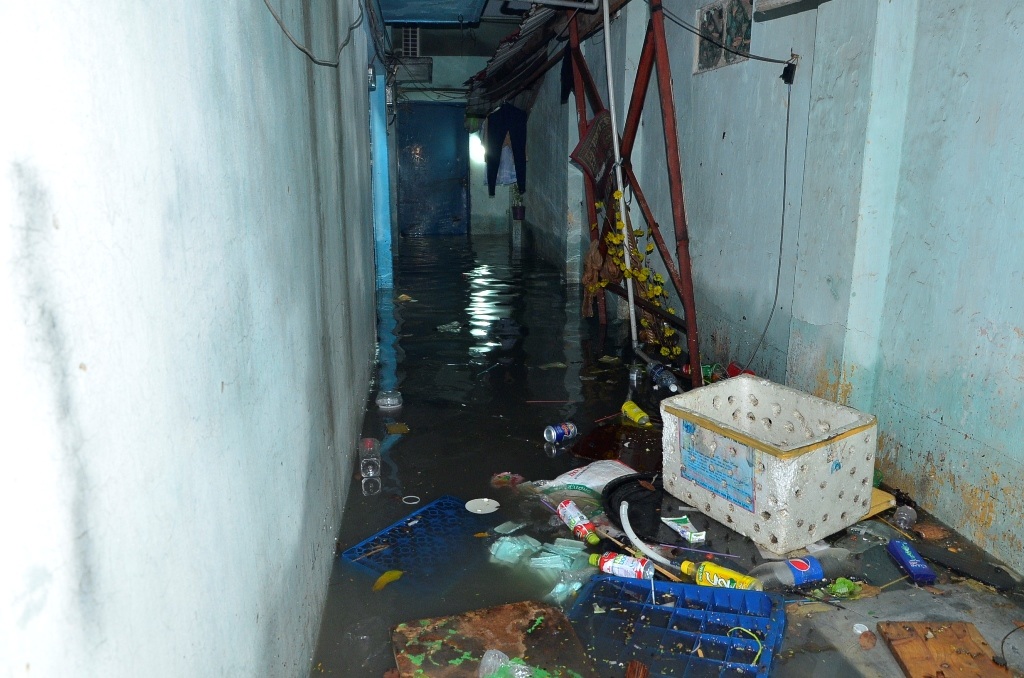 Đến 21h tối 30/5, khu nhà trọ vẫn bị nước bủa vây khiến người thuê trọ phải đi lánh nạn