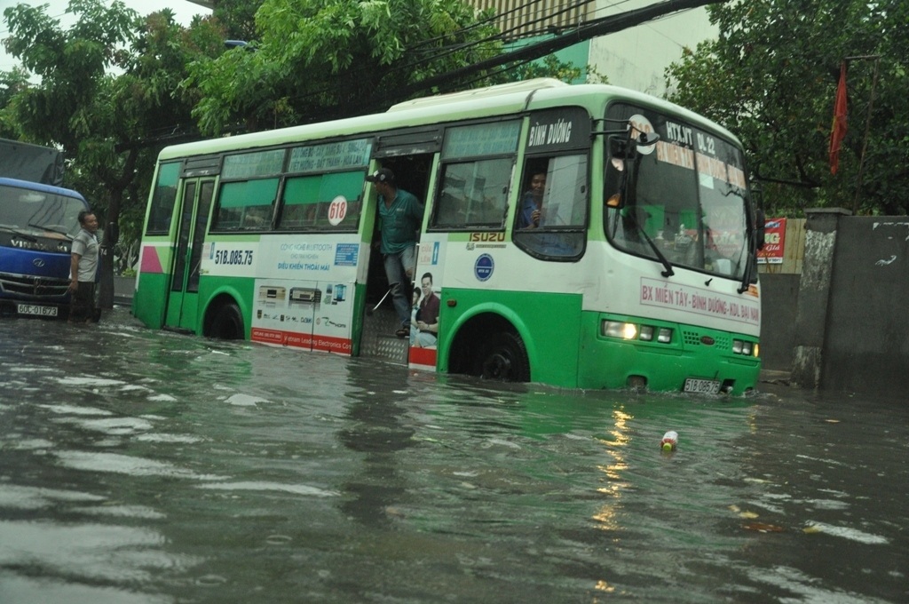 Chiếc xe buýt cũng chào thua và chờ nước rút