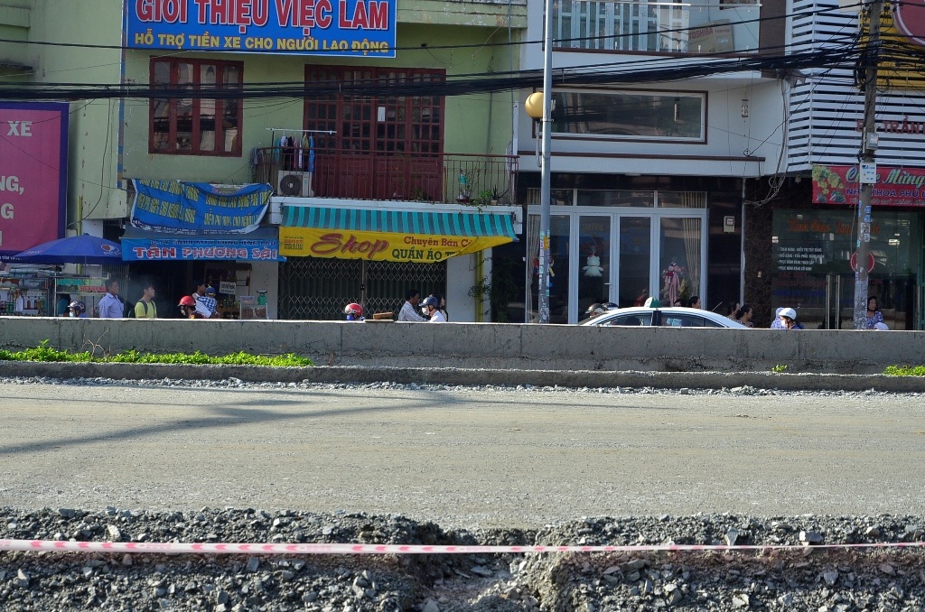 Đường Kinh Dương Vương được nâng cao khiến nền nhà dân bị thấp cả mét