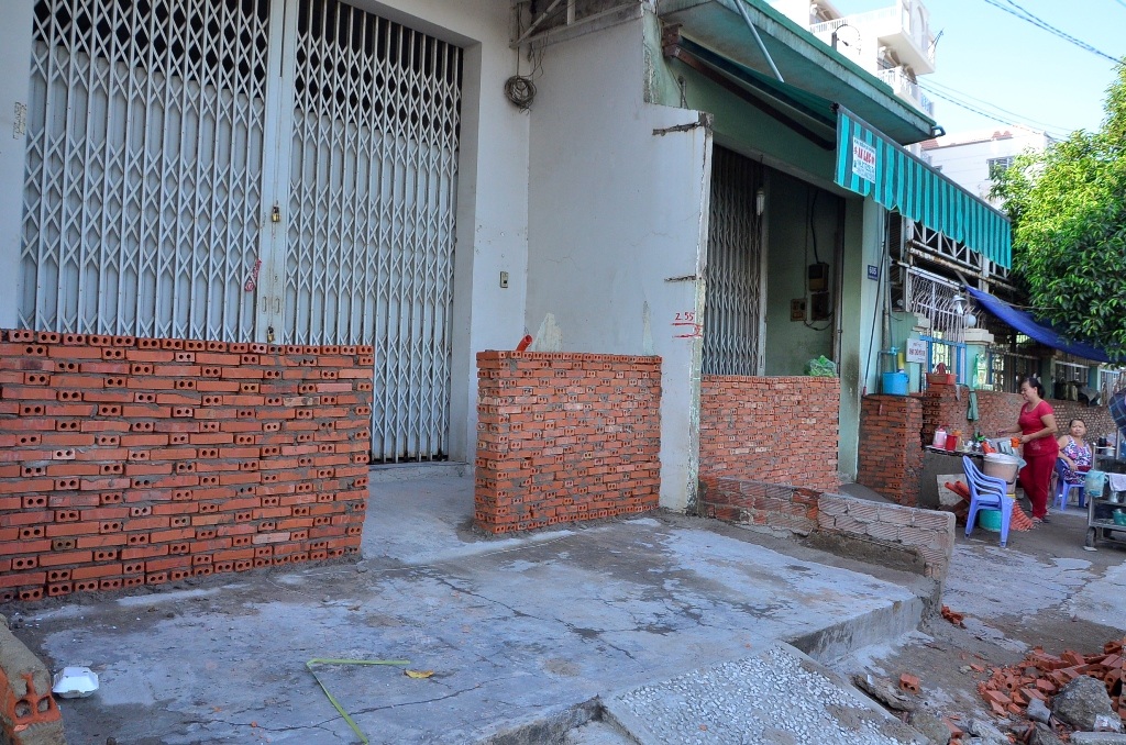 Cả dãy nhà đồng loạt xây bình phong để chống ngập