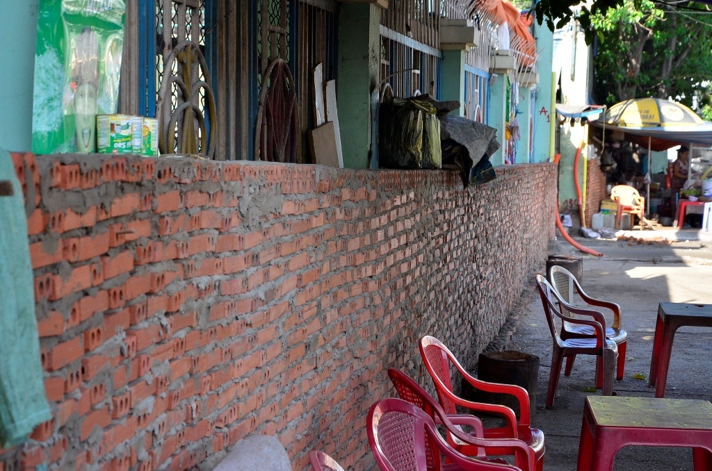 Người dân xây bình phong cao cả mét phía trước nhà để chống ngập