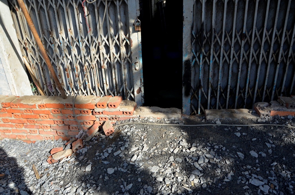 Mặt đường đã lên đến nửa ngôi nhà