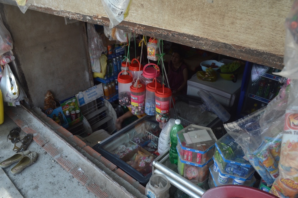 
Việc sinh hoạt, buôn bán của người dân được tiến hành trong... hầm
