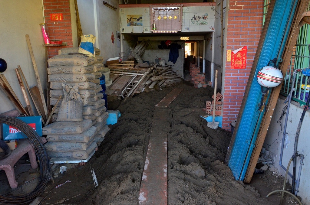 Nhiều hộ dân có điều kiện đã tiến hành nâng nền