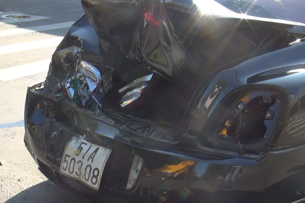 Xe Bentley hơn 10 tỷ bị container húc văng 10 mét trên đại lộ - 3 Đuôi xe Bentley bị hư hỏng khá nặng