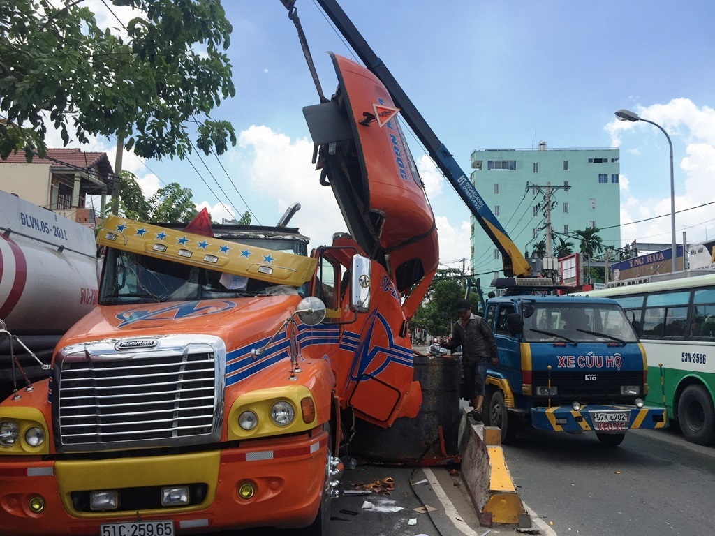 Xe cẩu tham gia giải phóng hiện trường