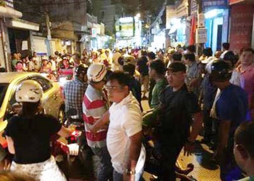 Thanh niên "ngáo đá" cố thủ hơn 3 giờ trong chốt trực tàu hỏa - 1 Lực lượng chức năng khống chế thanh niên đưa vào bệnh viện sơ cứu vết thương (Ảnh: Facebook)