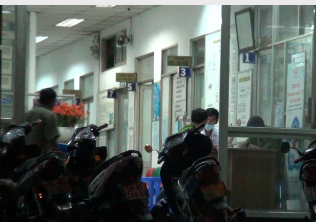 Bắt đối tượng chủ mưu vụ xông vào bệnh viện Quốc Ánh truy sát người - 1 Công an tiến hành lấy lời khai những người liên quan tại bệnh viện Quốc Ánh