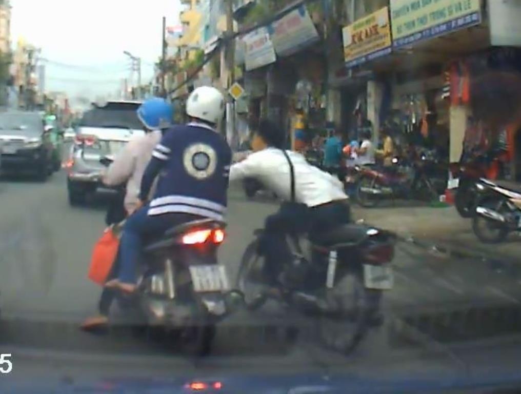 Đã bắt được nghi can vụ cướp giật giỏ xách bị camera ghi hình - 1
Đối tượng giật giỏ xách của 2 người phụ nữ bị camera hành trình ghi lại