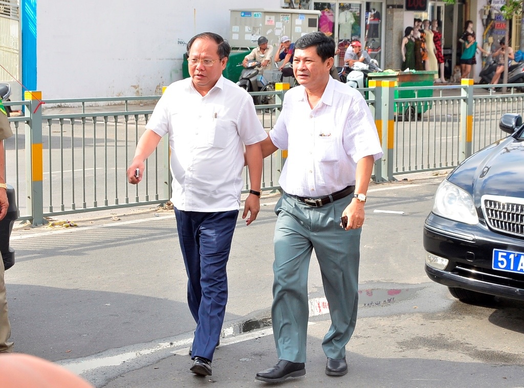 Ông Tất Thành Cang - Phó Bí thư Thành ủy TPHCM (trái) có mặt tại hiện trường chỉ đạo giải quyết hậu quả