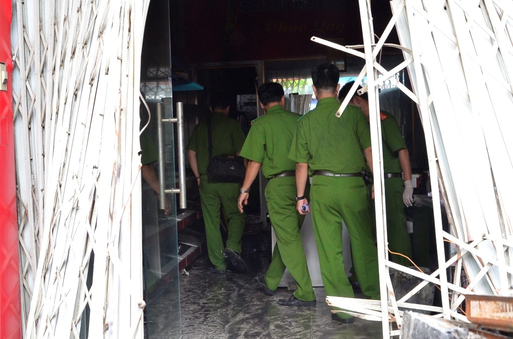 Cảnh sát tiến hành khám nghiệm hiện trường vụ cháy