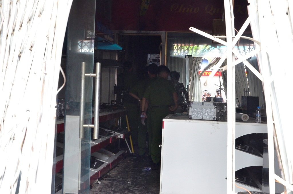 
Bên trong cửa hàng nơi tầng 1, nhiều vật dụng vẫn được bảo toàn, chưa bị ngọn lửa thiêu rụi hoàn toàn.
