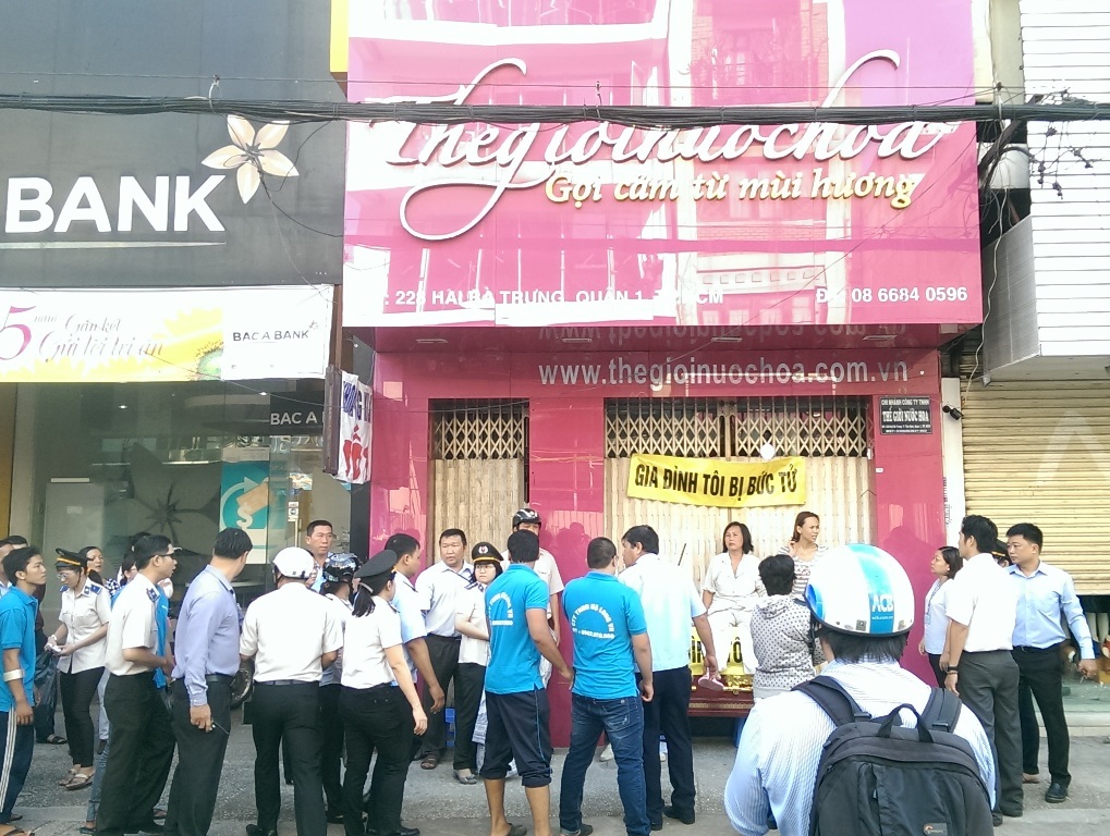 Mang quan tài phản đối cưỡng chế thu hồi nhà ở trung tâm Sài Gòn - 3 Bà Loan ngồi trên quan tài ngăn cản lực lượng thi hành công vụ