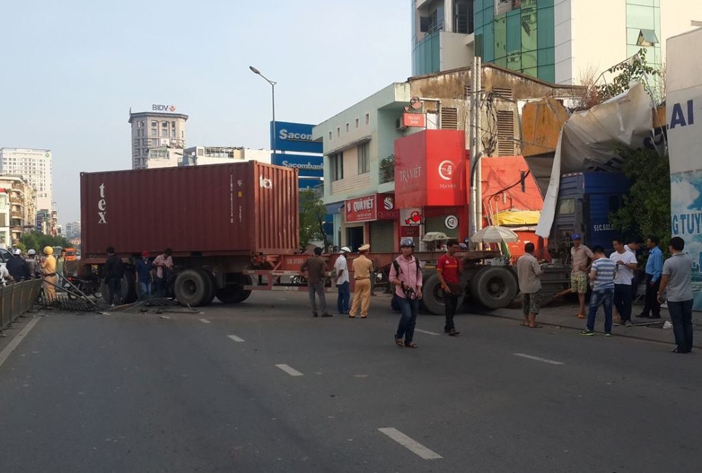 Xe container nổ lốp, lao vào bãi giữ xe - 1 Hiện trường vụ tai nạn