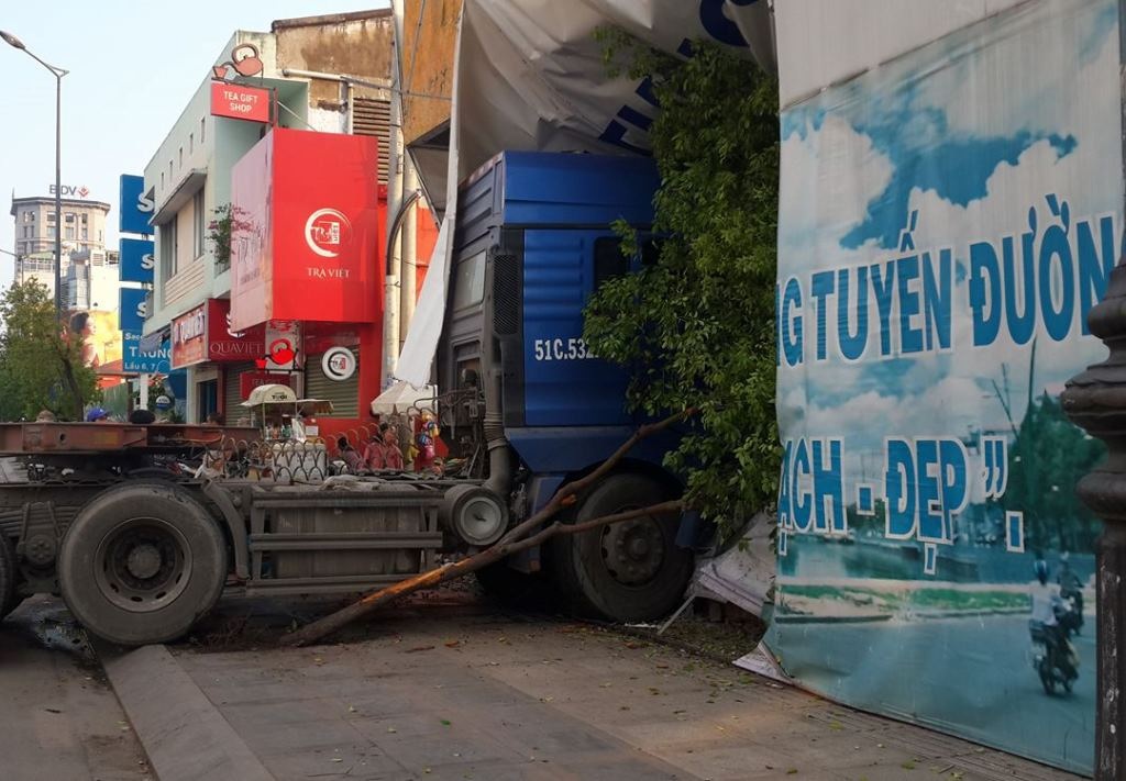 Xe container nổ lốp, lao vào bãi giữ xe - 2 Chiếc xe lao vào bãi giữ xe bên đường
