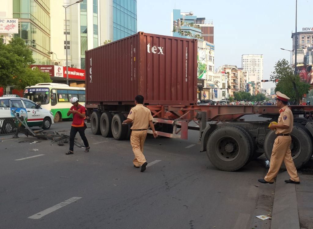 Xe container nổ lốp, lao vào bãi giữ xe - 3 Chiếc xe nằm chắn hết một làn đường Nam Kỳ Khởi Nghĩa