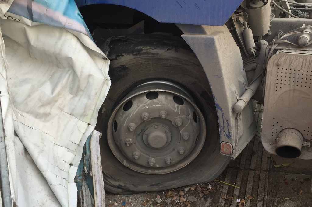 Bánh trước của xe bị nổ gây ra sự cố