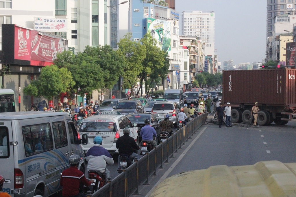Giao thông trên đường Nam Kỳ Khởi Nghĩa gặp nhiều khó khăn