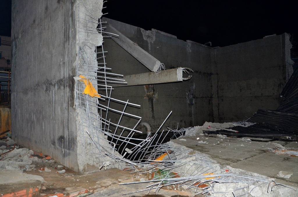 
Bức tường trong công ty Thành Công bị nước tống sập
