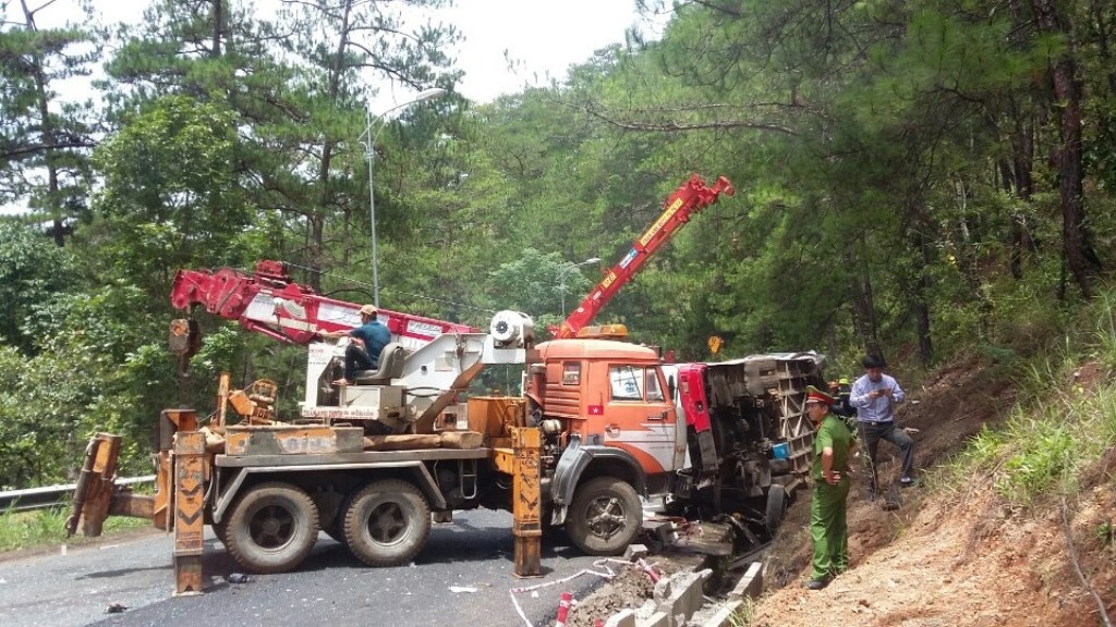 Hai xe khách "tông nhau" trên đèo, 7 người tử vong - 6 1466312364540-5323-1466314170694