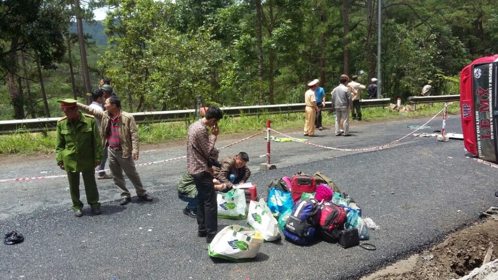 Hai xe khách "tông nhau" trên đèo, 7 người tử vong - 8 Tư trang, hành lý của hành khách