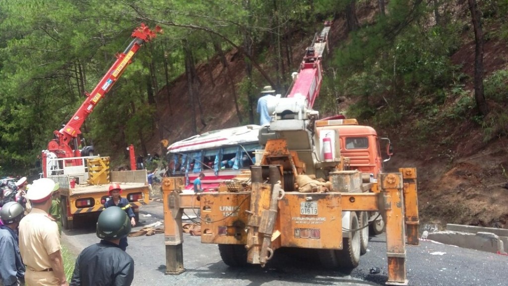 Hai xe khách "tông nhau" trên đèo, 7 người tử vong - 11 Chiếc xe khách đã được lật lại