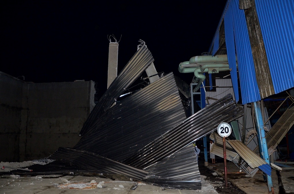 Mái tôn cũng bị cuốn sập, hư hỏng