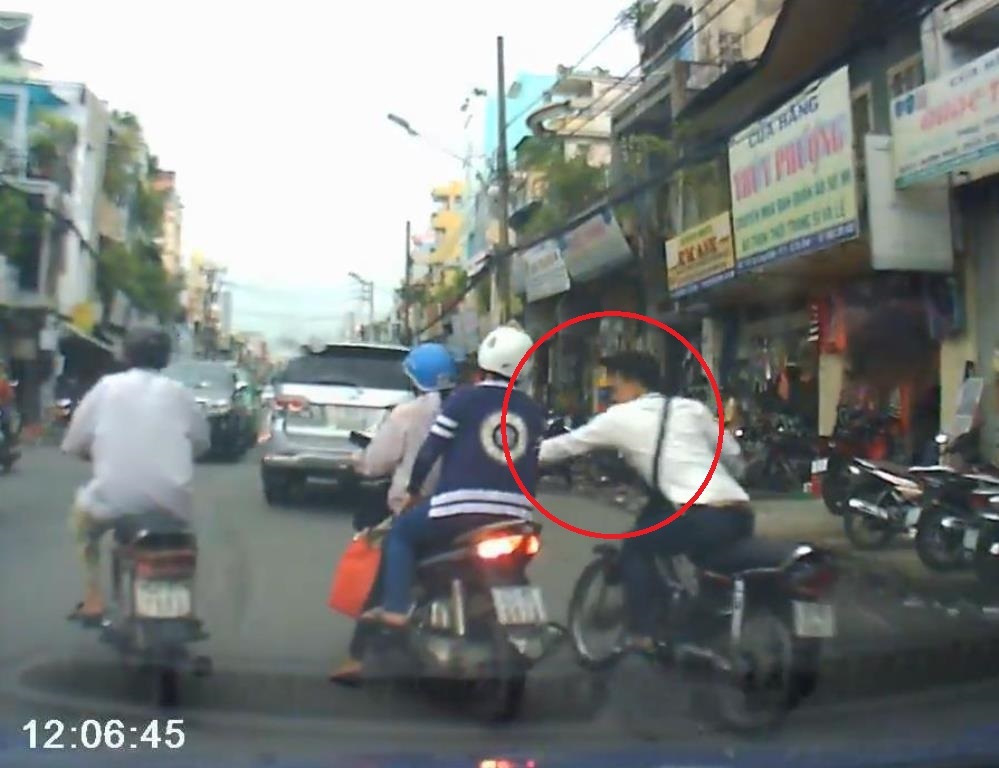 
Tình trạng cướp giật trên đường phố vẫn ngang nhiên diễn ra, khiến người dân bất an, lo lắng
