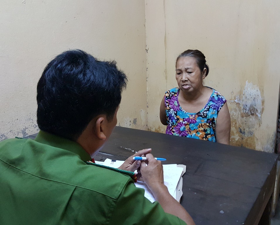Bà trẻ khống chế cháu đòi 40 triệu đồng để lấy tiền … chữa bệnh - 1 Nguyễn Thị Thu tại cơ quan công an