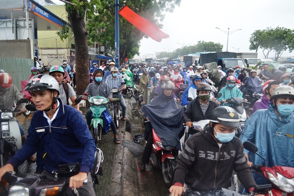 Đường Trường Chinh kẹt xe trầm trọng do sự cố cây ngã