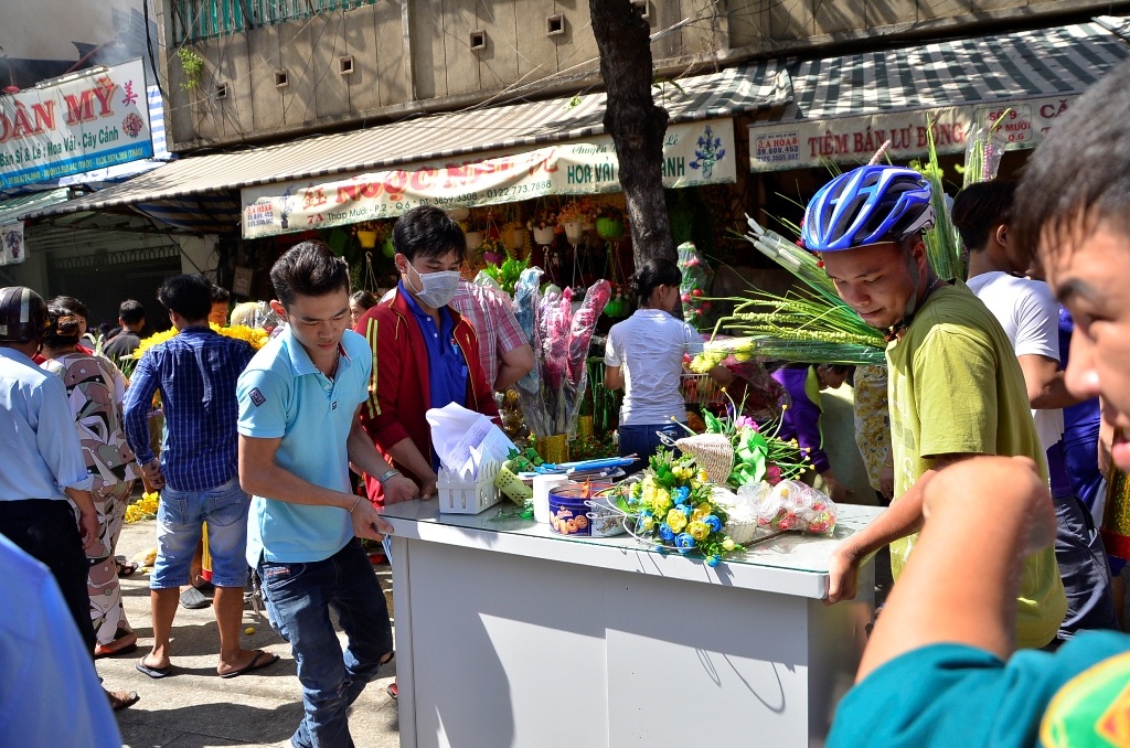 Nhiều cửa hàng gần đó hốt hoảng di chuyển tài sản ra xa