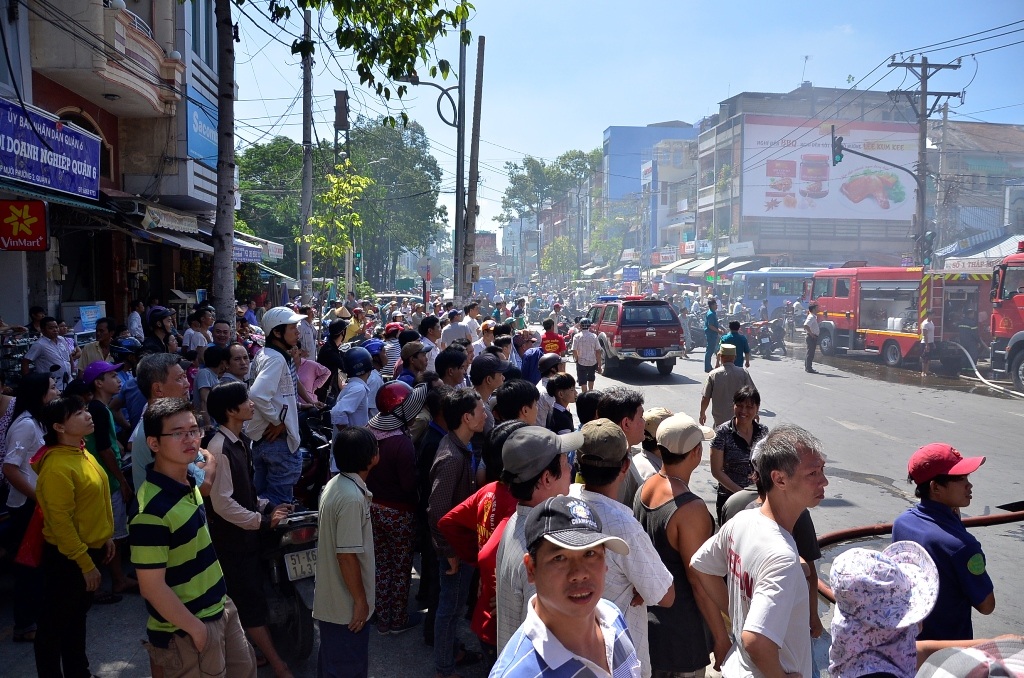 
Hàng trăm người dân đứng theo dõi lực lượng chữa cháy làm nhiệm vụ.
