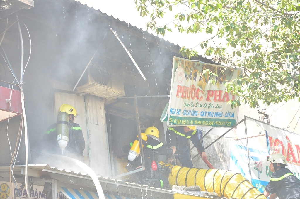 Lính cứu hỏa tiếp cận phun nước vào hiện trường ở lầu 1