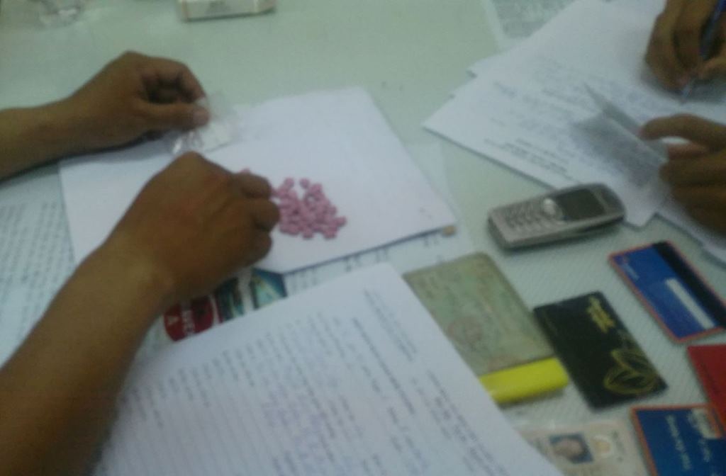 Cảnh sát cơ động bắt giữ đối tượng bán thuốc lắc cho quán bar - 2 Đối tượng cùng tang vật tại cơ quan công an