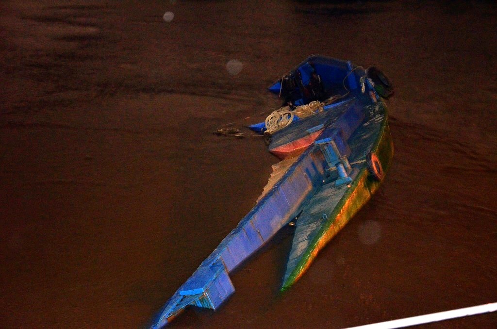 Chiếc sà lan chìm dưới sông sau sự cố