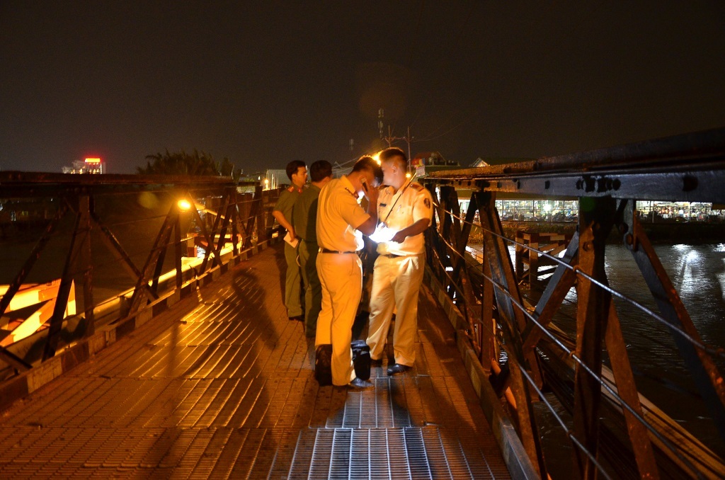 Lực lượng chức năng có mặt lập biên bản hiện trường, xử lý vụ việc