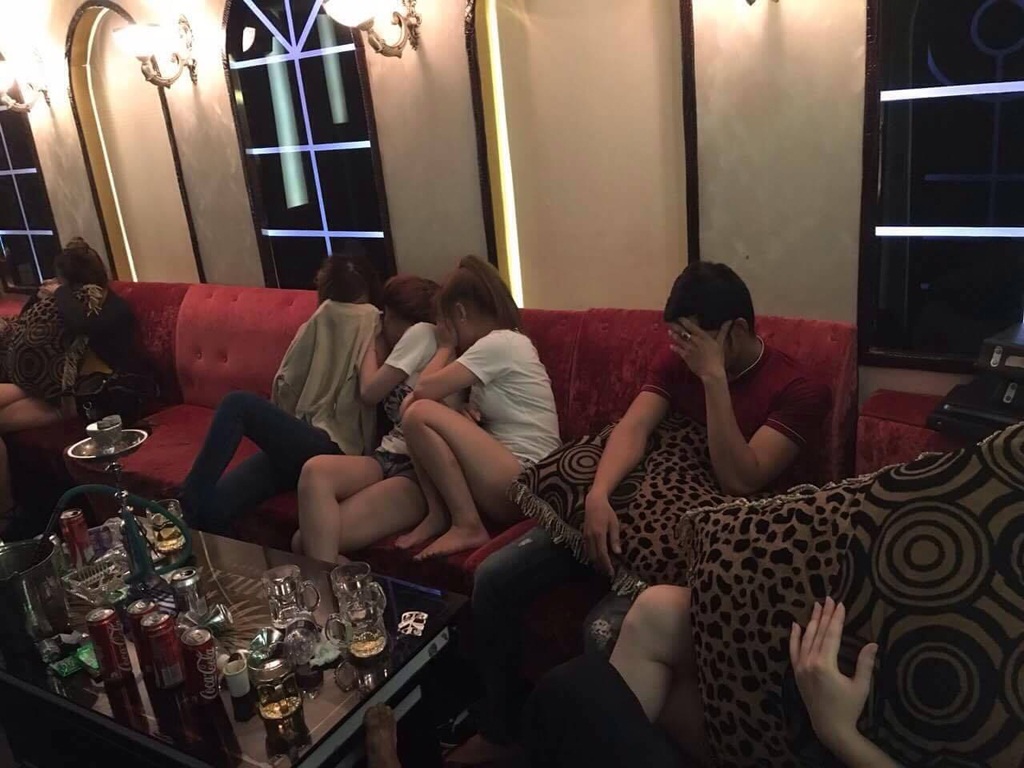Gần 20 nam nữ phê ma túy trong quán karaoke ở trung tâm Sài Gòn - 1 1-2-1468031396003