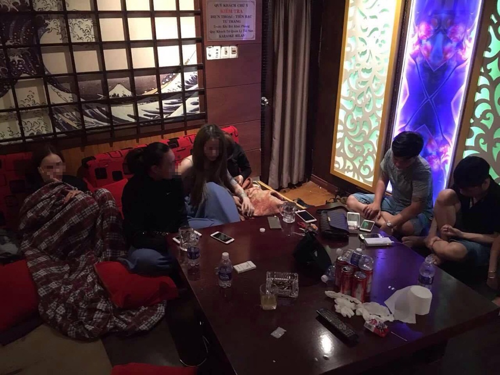 Gần 20 nam nữ phê ma túy trong quán karaoke ở trung tâm Sài Gòn - 2 Những người sử dụng ma túy bị công an lập biên bản