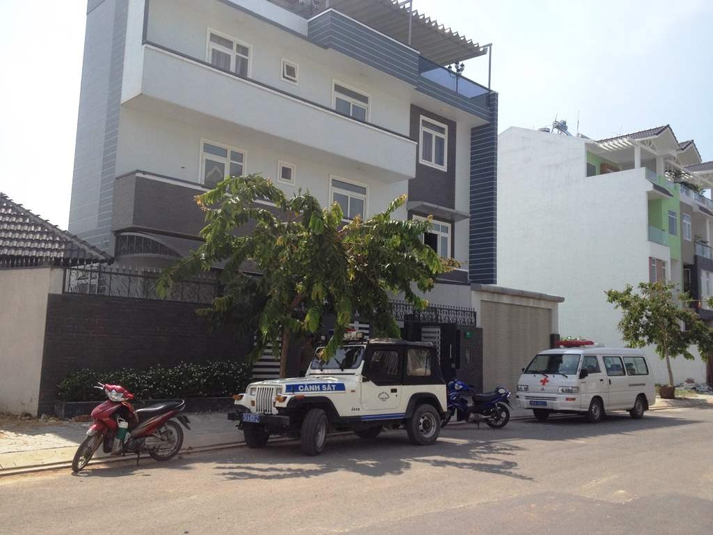 Công an tiến hành khám nghiệm hiện trường tại căn biệt thự của Kim Tử Long