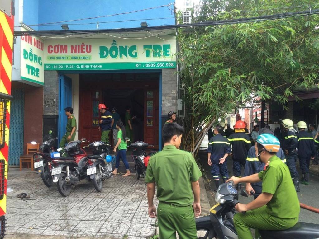 Bình gas trong quán cơm bốc cháy, thực khách bỏ chạy tán loạn - 1 1-1468564211790