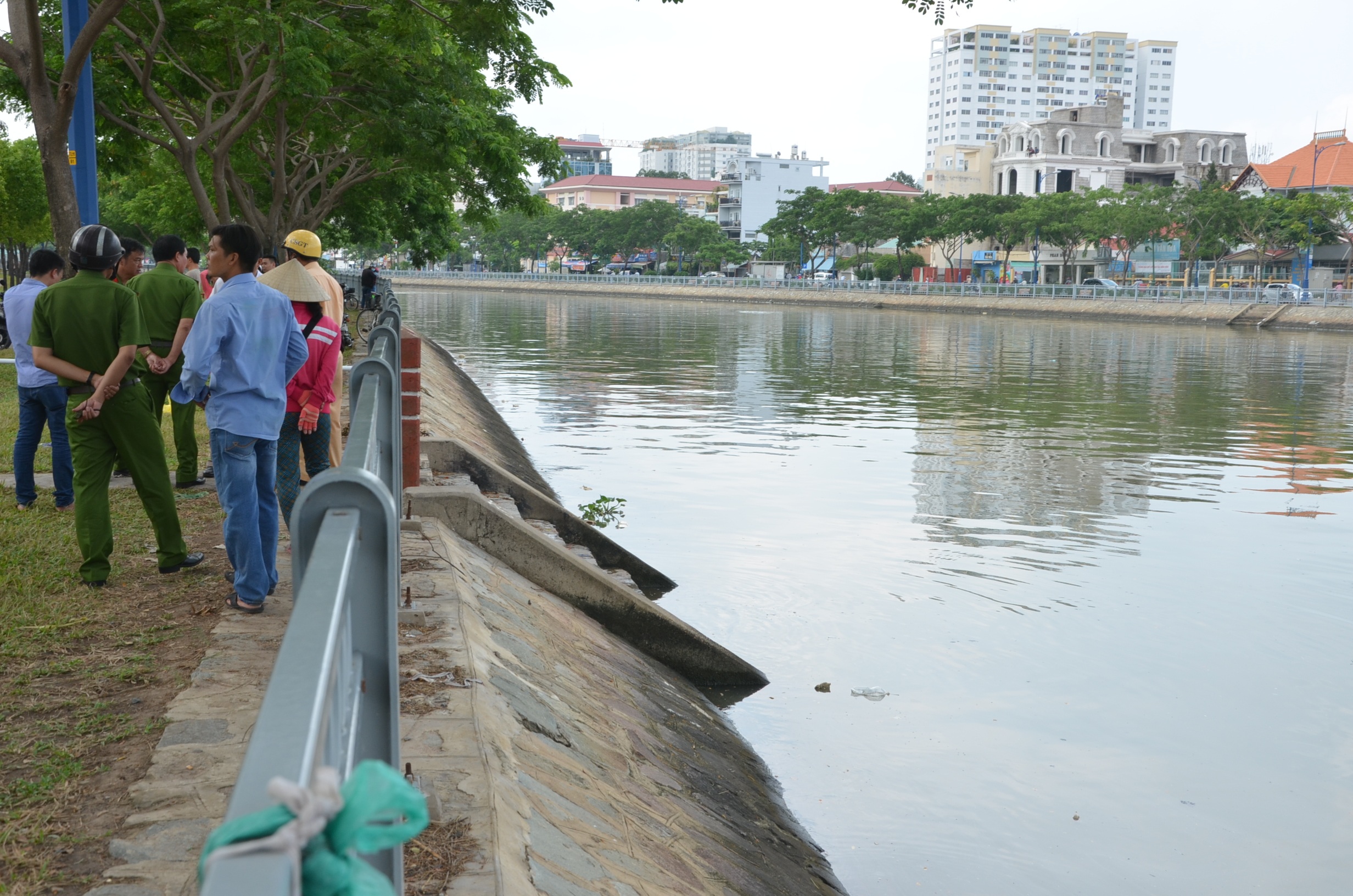 Bậc tam cấp nơi 2 ông cháu chết đuối