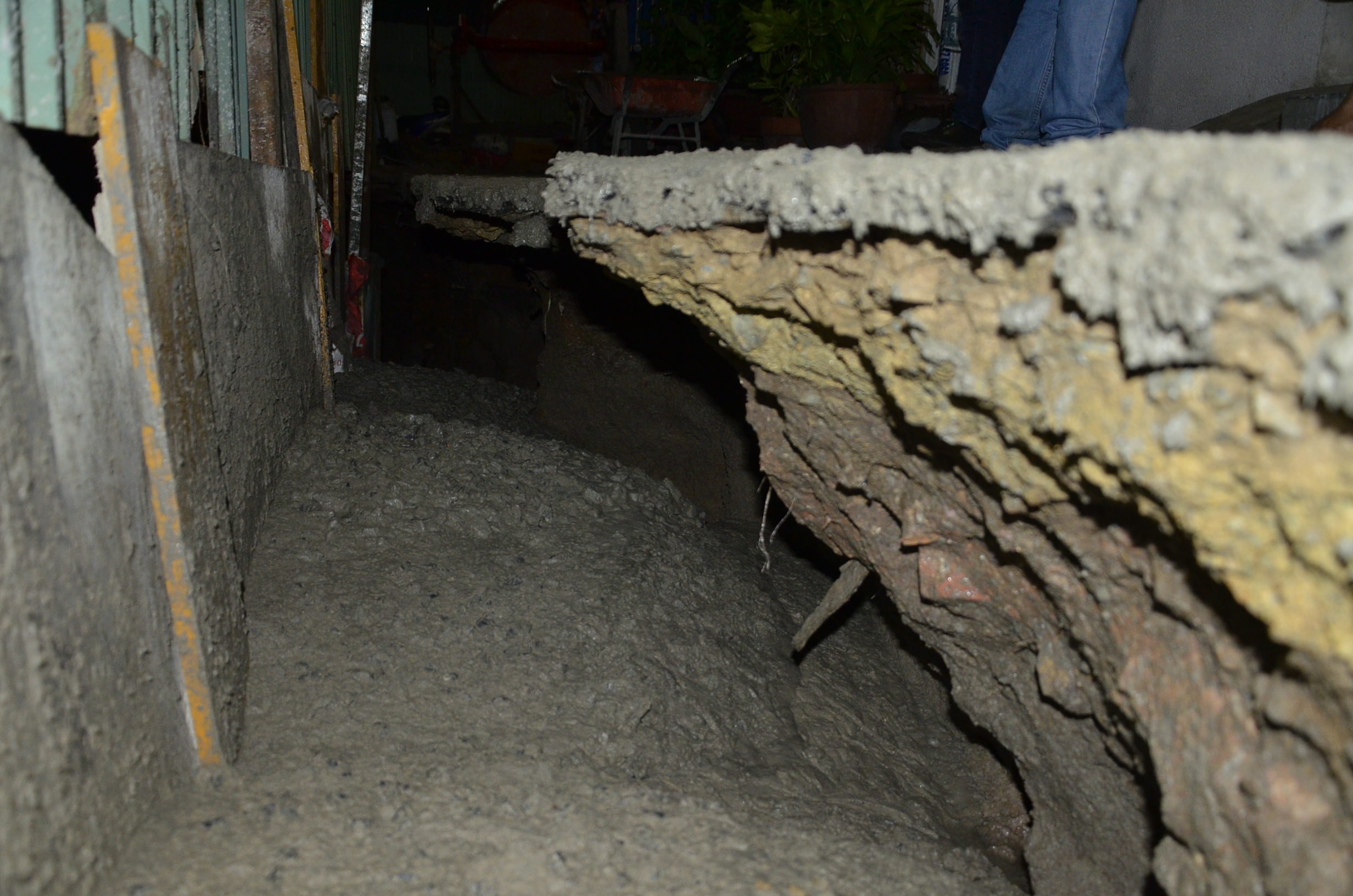 Điểm sạt lở ăn sâu vào hẻm sát chung cư